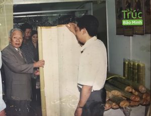 Hình ảnh lưu trữ quý giá chụp lại khoảnh khắc Nguyên Phó Thủ Tướng Nguyễn Công Tạn (bên trái) và ông Cao Đình Tú (bên phải) giám đốc Công ty trách nhiệm hữu hạn 1 thành viên Trúc Bảo Minh (Đơn vị sản xuất Chiếu trúc Bản Ngà - Cao Bằng) trong chuyến thăm Cao Bằng của Nguyên Phó Thủ Tướng vào những năm 2000.
