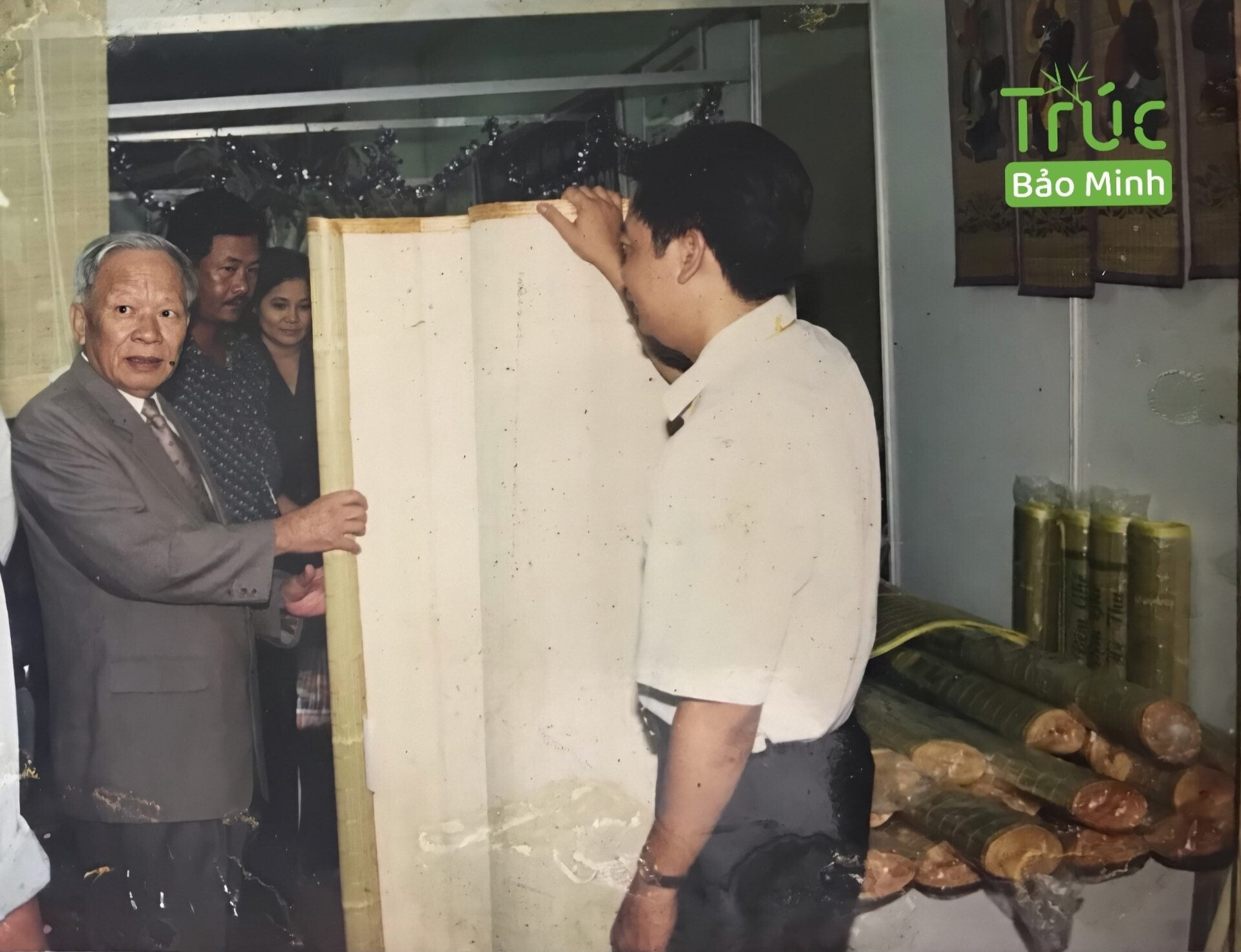 Hình ảnh lưu trữ quý giá chụp lại khoảnh khắc Nguyên Phó Thủ Tướng Nguyễn Công Tạn (bên trái) và ông Cao Đình Tú (bên phải) giám đốc Công ty trách nhiệm hữu hạn 1 thành viên Trúc Bảo Minh (Đơn vị sản xuất Chiếu trúc Bản Ngà - Cao Bằng) trong chuyến thăm Cao Bằng của Nguyên Phó Thủ Tướng vào những năm 2000.